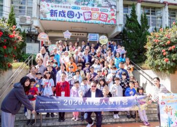 台中ai超人飛到東勢新成國小-「優客李林」李驥化身ai導師助陣！