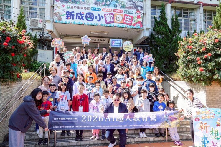 台中ai超人飛到東勢新成國小-「優客李林」李驥化身ai導師助陣！