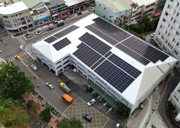 遮陽兼發電！中市交通局打造綠能屋頂停車場　年減碳量等同種10萬棵樹