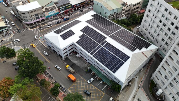 遮陽兼發電！中市交通局打造綠能屋頂停車場　年減碳量等同種10萬棵樹