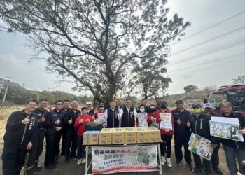體恤打火弟兄辛勞！鄭副市長慰問清明公墓駐點警義消-籲市民落實「四不一要」