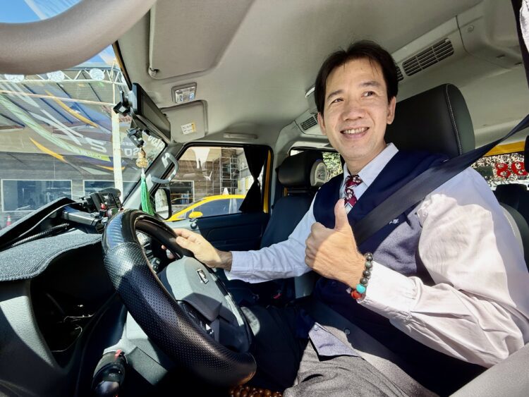 輪椅也能安心上車!中市推通用計程車 載長者返鄉團聚