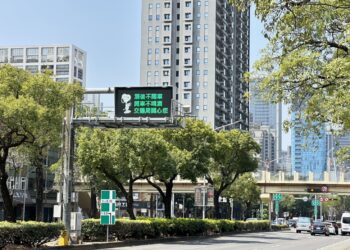 卡通巨星再次現蹤台中街頭！交通局讓等公車再添趣味