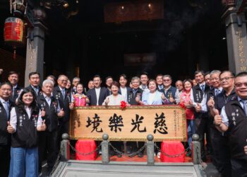 樂成宮化身幸福殿堂！-盧市長見證集團婚禮-贈匾感謝媽祖庇佑