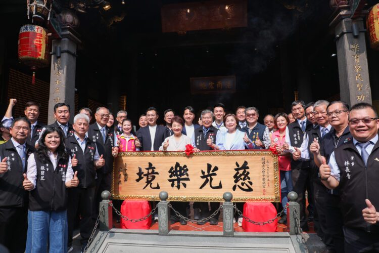 樂成宮化身幸福殿堂!-盧市長見證集團婚禮-贈匾感謝媽祖庇佑