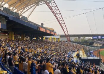 中職37年洲際首戰破萬人！蕭煌奇熱血首唱、戴資穎驚喜開球　中信兄弟主場開幕嗨翻全場