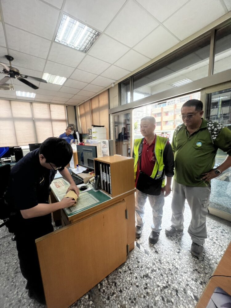 一小時尋回失主!中市大肚區清潔隊拾金不昧展現職人精神