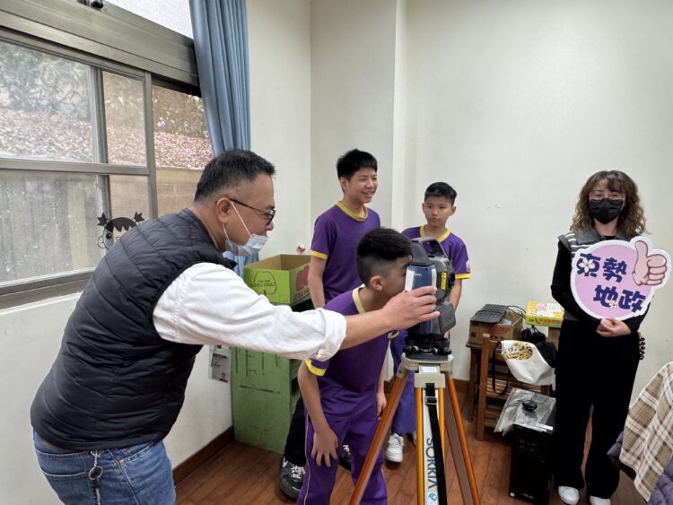 東勢地政結合石虎保育ai動漫-校園推廣地籍重測觀念