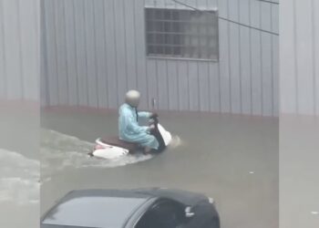 影音/大雷雨炸彰化 巷弄驚現「水上機車」