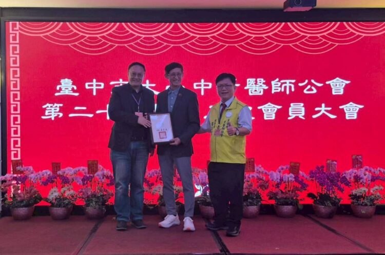 大台中牙醫師公會表揚資深醫師-中市衛生局:感謝長年奉獻守護國人口腔健康