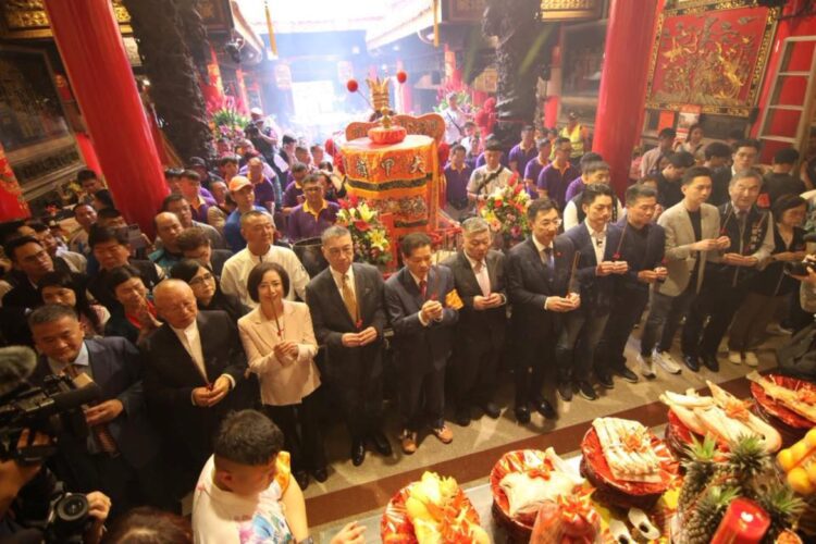 大甲媽今晚起駕遶境賜福-黃副市長恭請上轎祈願台灣國泰民安