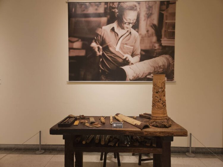 中市傳統竹雕保存者陳春明紀念展登場 經典〈竹林七賢〉展現刀工生命力