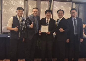 守護台中笑容！鄭副市長頒獎致敬46位資深牙醫師