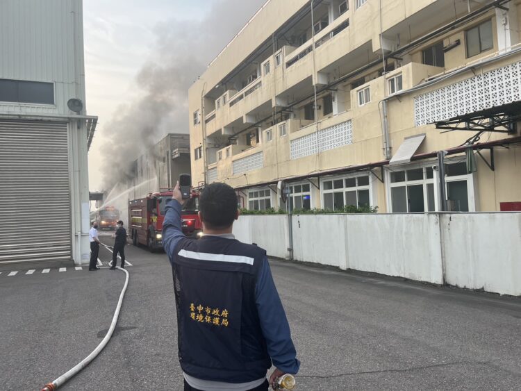 西屯區工業區三路工廠火警-中市府：火勢已撲滅、空氣品質回復正常