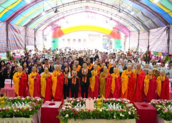 大台中佛教會浴佛祈福大會登場-上千信眾共沐佛恩-民政局長祈願市民幸福安康