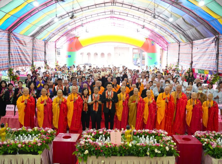 大台中佛教會浴佛祈福大會登場-上千信眾共沐佛恩-民政局長祈願市民幸福安康