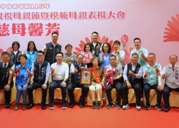 母親節最美身影！北屯區公所表揚54位模範母親-中市民政局長：感謝偉大母愛長年守護家庭