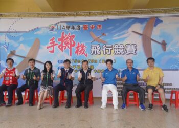 中市國中小「手擲機飛行競賽」熱鬧登場-185隊、278名學生同場較勁展創意