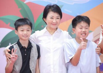 盧市長表揚1,300名模範暨健康兒童-可愛pose配合擺拍、溫馨獻上「市長抱抱」鼓勵學子