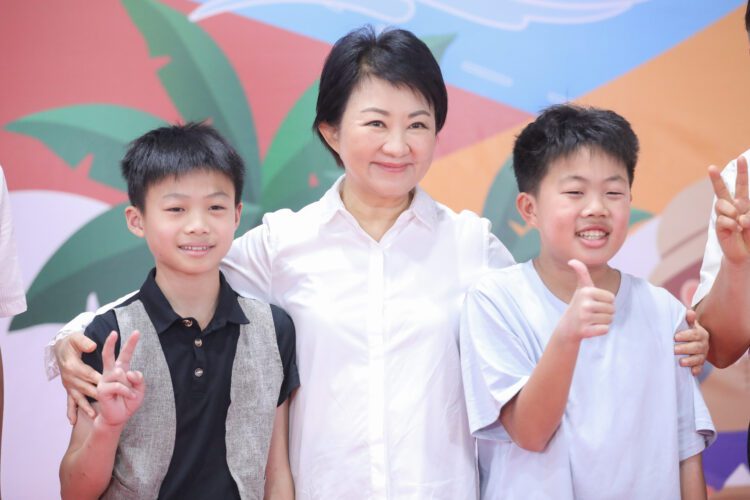 盧市長表揚1,300名模範暨健康兒童-可愛pose配合擺拍、溫馨獻上「市長抱抱」鼓勵學子