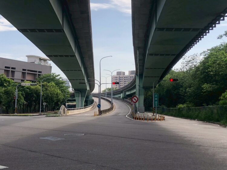 台中高鐵陸橋5/1起試辦開放機車雙向通行-中市交通局：車程省8分鐘、通勤更順暢