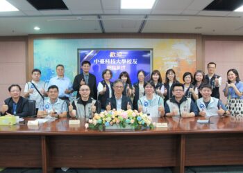 中市地稅局ai客服「地稅小幫手」連獲大獎-跨界團體實地參訪-激盪智慧服務新思維