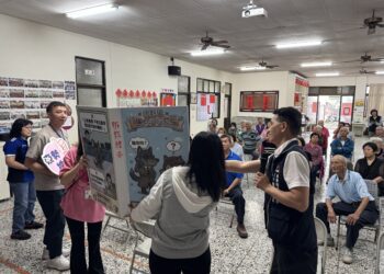 中市東勢地政所推「行動防詐繪本」-客語陪長輩學防詐