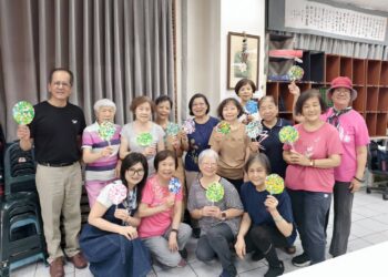 瓶蓋變身藝術涼扇！中市清潔隊攜手長輩手作　「扇」播永續種子