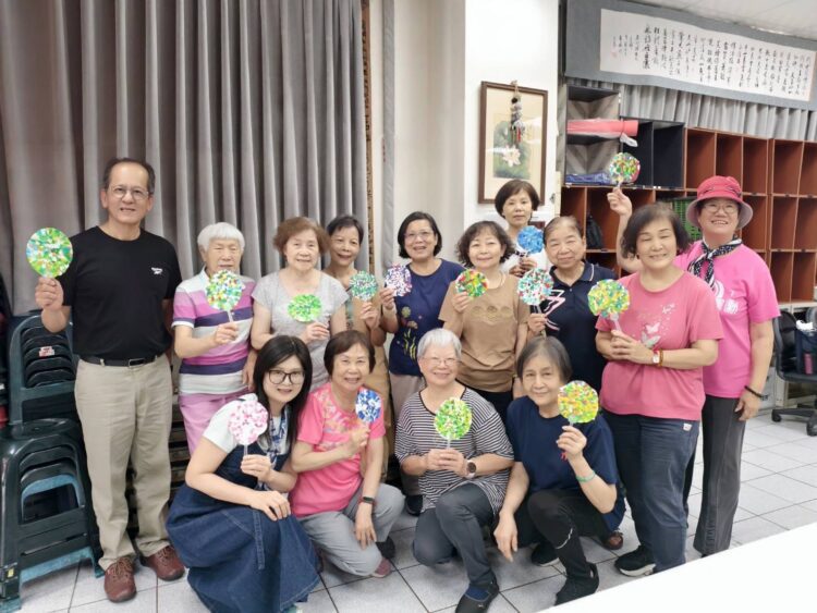 瓶蓋變身藝術涼扇！中市清潔隊攜手長輩手作　「扇」播永續種子