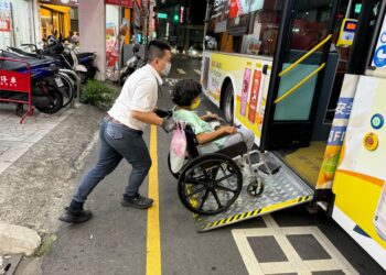 從輪椅乘客到高中生感謝信！中市交通局點亮候車燈-公車駕駛暖心接送