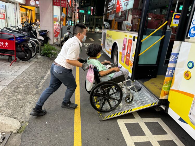從輪椅乘客到高中生感謝信！中市交通局點亮候車燈-公車駕駛暖心接送
