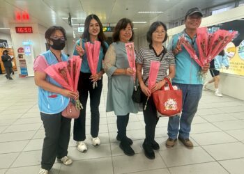 搭捷運傳馨意！中捷攜手聯邦銀行贈旅客康乃馨-暖迎母親節