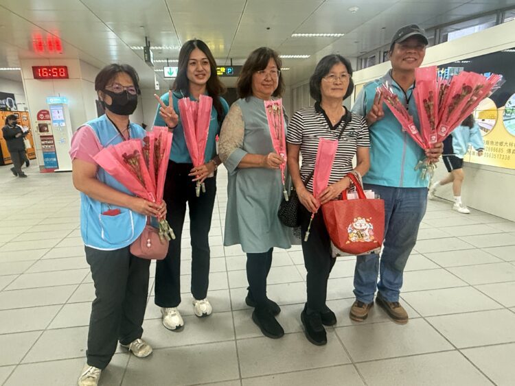 搭捷運傳馨意！中捷攜手聯邦銀行贈旅客康乃馨-暖迎母親節