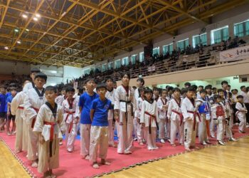 台中跆拳道市長盃2000人開踢！「熱血vs溫馨」反差萌　運動局長暖送康乃馨