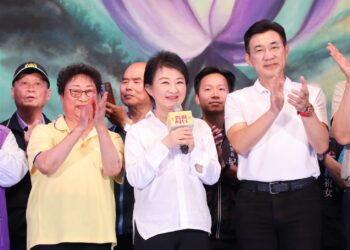 台中媽祖文化節明華園壓軸獻演-盧市長贈梧棲朝元宮匾額感謝護佑地方