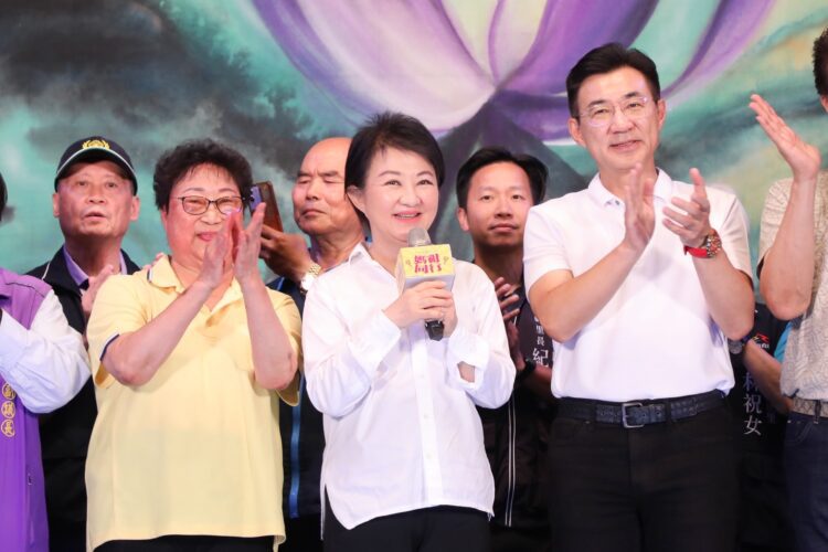 台中媽祖文化節明華園壓軸獻演-盧市長贈梧棲朝元宮匾額感謝護佑地方