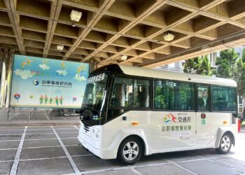 台中自駕巴士第三季上路-交通局長試乘為100%台灣自主研發按讚