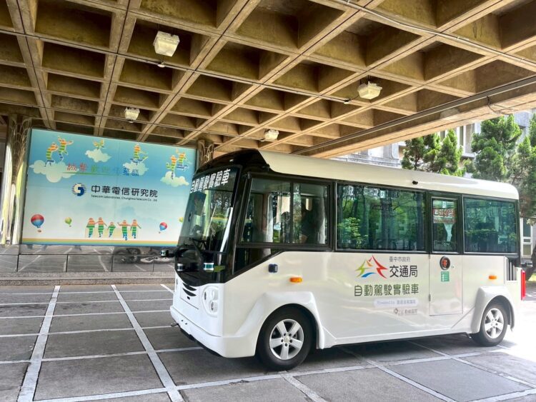 台中自駕巴士第三季上路-交通局長試乘為100%台灣自主研發按讚