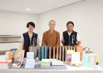 公私協力推廣閱讀　佛光山惠中寺贈書中市圖豐富人文館藏