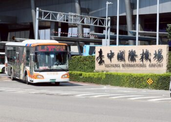 最美風景！台中公車駕駛機警救人「背乘客送醫」　全車乘客感動投書1999表揚