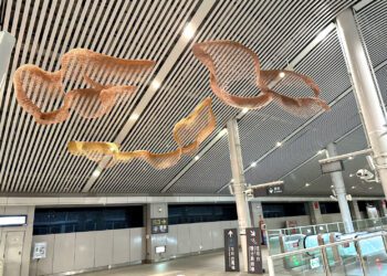 台中捷運高鐵台中站公共藝術《徑・流》亮相-以金屬光影構築詩意移動空間