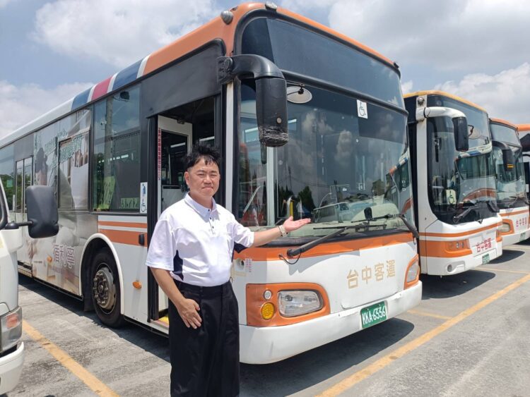 公車駕駛背乘客送醫暖心獲讚-中市交通局：生命優先、感謝第一線溫暖力量