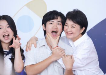 盧市長與8042位高中以下市長獎畢業生合影-「各俏皮pose」照單全收-勉學子勇敢迎未來