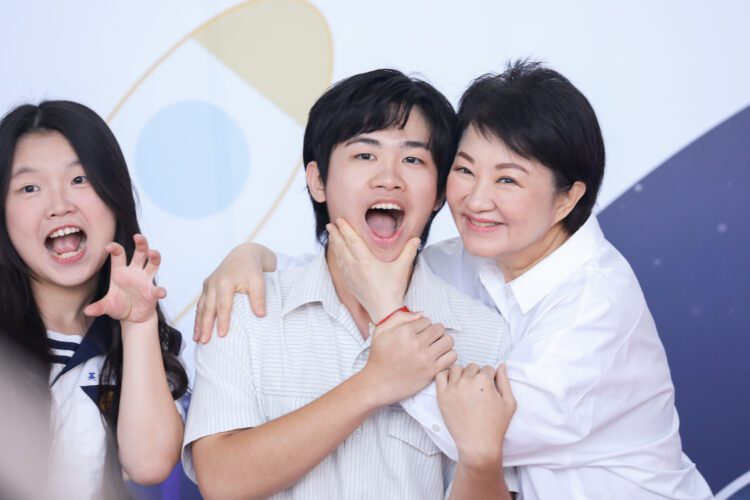 盧市長與8042位高中以下市長獎畢業生合影-「各俏皮pose」照單全收-勉學子勇敢迎未來
