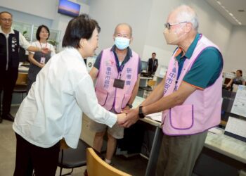 聯合服務中心遭暴力毀損！盧市長親赴現場慰問-擁抱第一線同仁送暖：市府是大家的後盾