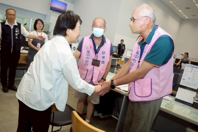 聯合服務中心遭暴力毀損！盧市長親赴現場慰問-擁抱第一線同仁送暖：市府是大家的後盾