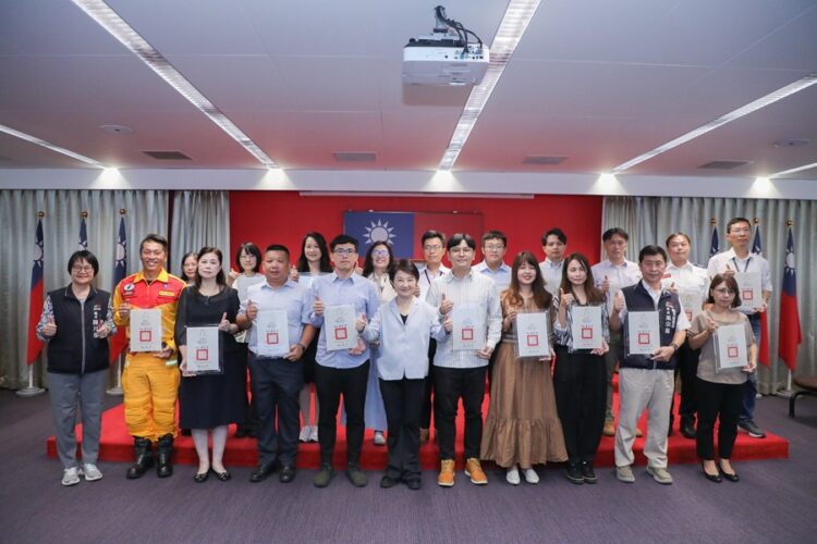 傳承典範共享榮耀！中市府表揚19位模範公務人員-盧市長肯定堅守崗位、創新服務