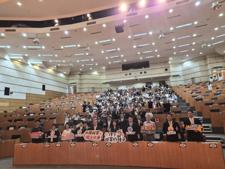 中市加強學校品德教育-徵文比賽頒獎肯定學子表現
