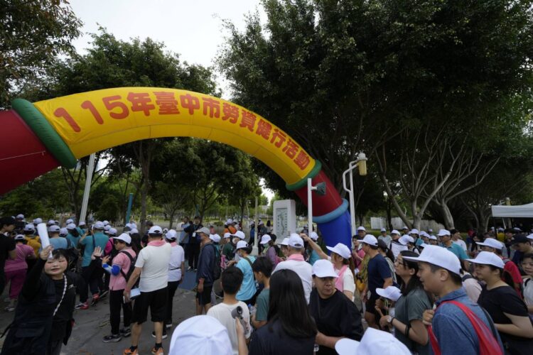 中央公園逾千人健走熱力滿滿-台中勞資健康逗陣行活力開走