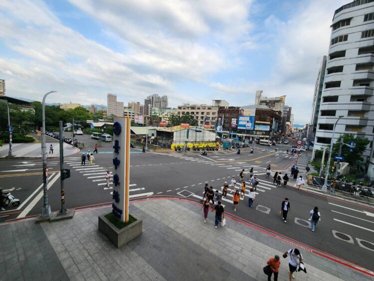 中市打造「人本安全、車流順暢」交通新典範-行人優先號誌累計千處、行車號誌6,658處全國最多
